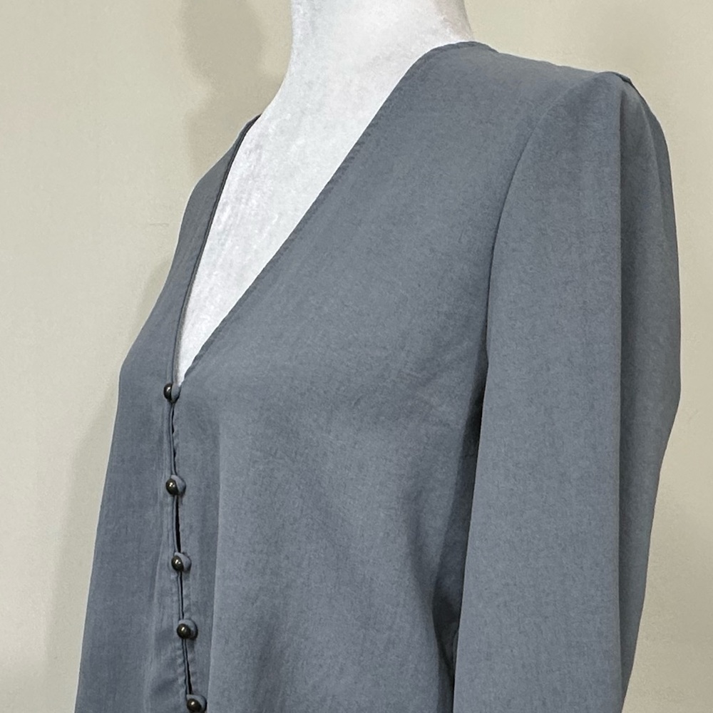 emory park Soft Grey Cropped Waist an Alluring V-Neck Button Up Shirt Top L - Picture 7 of 14